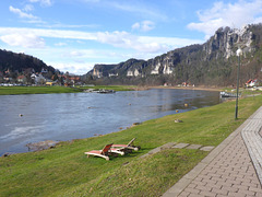 Elbe bei Rathen mit Blick auf die Bastei - Elbo ĉe 'Rathen' kun rigardo al la 'Bastei'