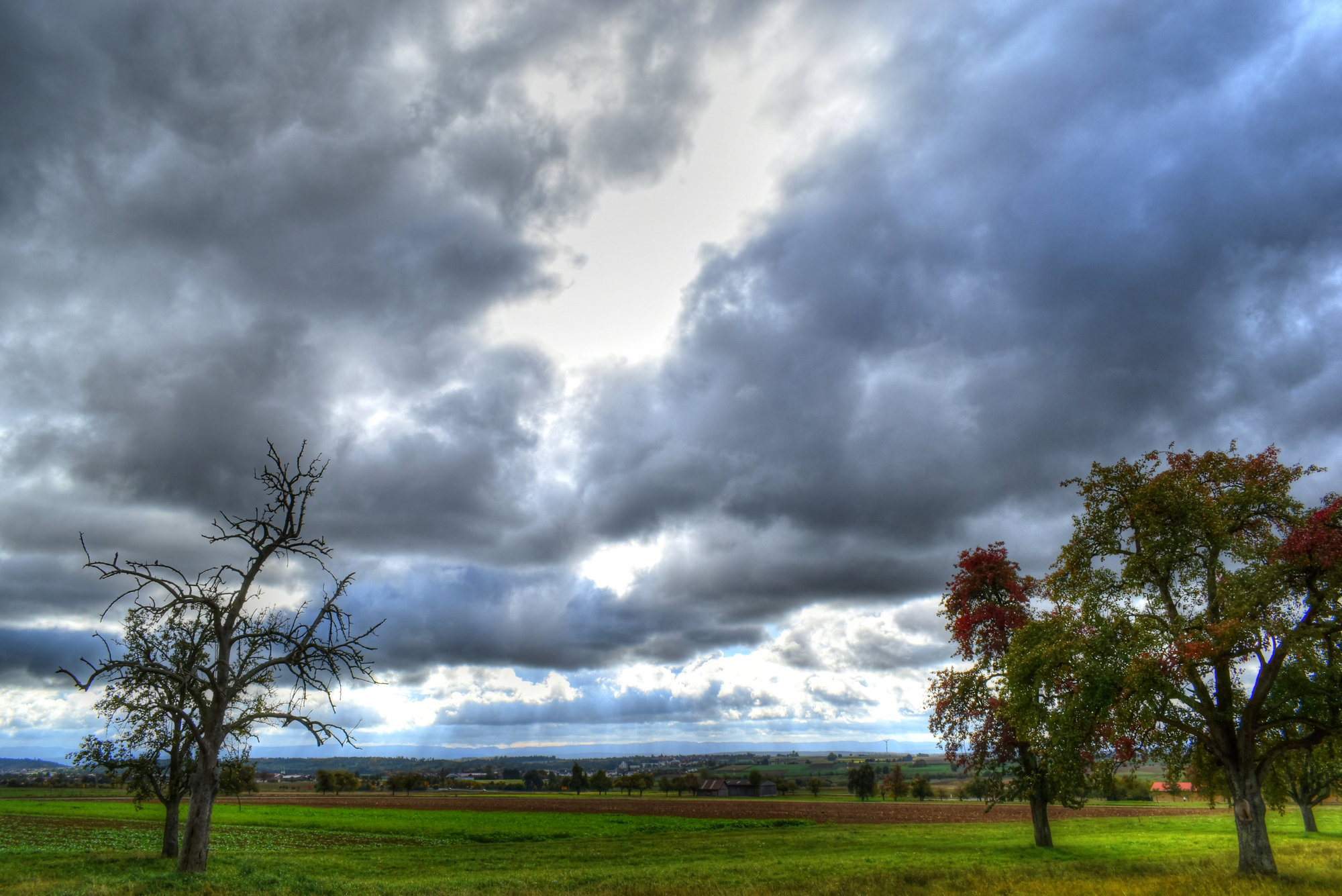 Dunkle Wolken ziehen übers Land