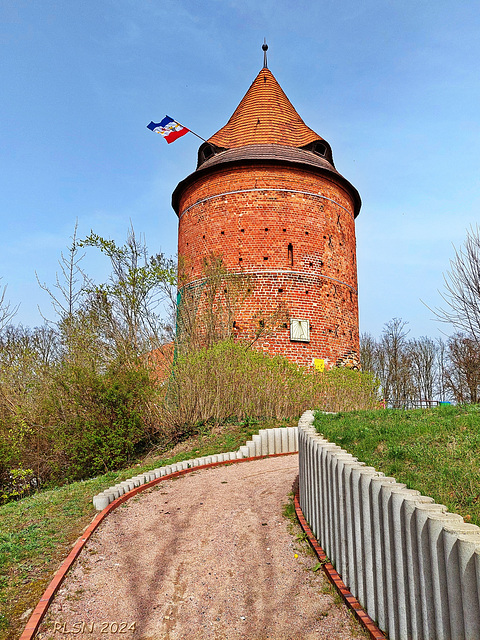 Plau, Burgturm mit Sonnenuhr und Mecklenburg-Fahne