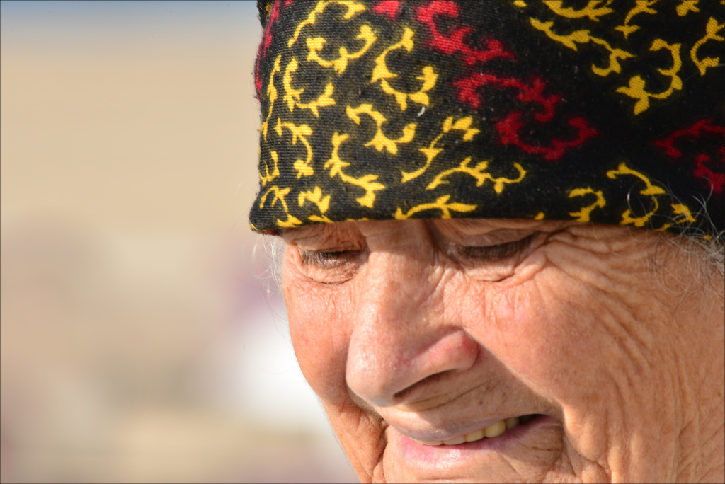 Nazaré, mulher na praia