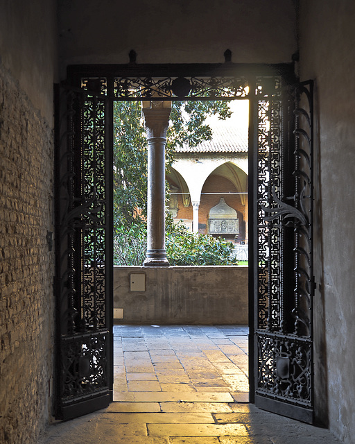 Padova, Basilica of Saint Anthony: the door to the cloister