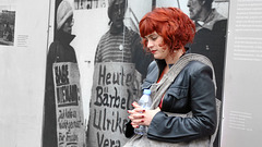 Junge Frau am Checkpoint Charlie