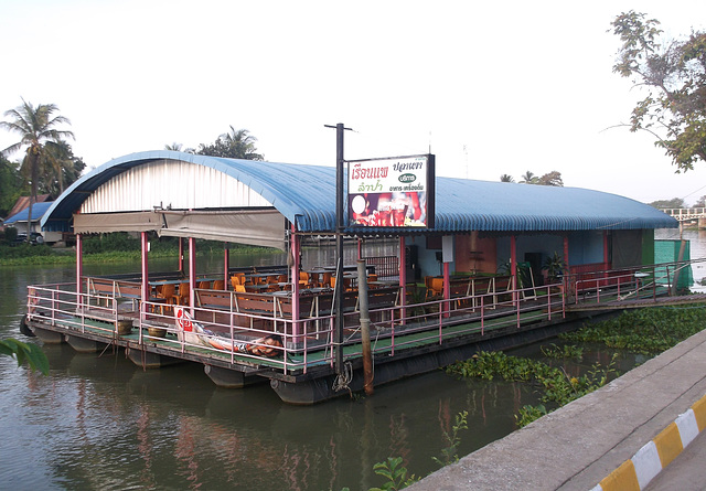 Restaurant flottant / Floating restaurant