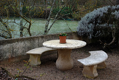 La légende raconte que la première réunion des 5 chevaliers a eu lieu autour de cette table avec vue sur le Loir . Au centre il ne reste que le Graal .