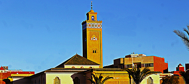Mosquée avec minaret place d'Oujda au Maroc. Mosquée avec minaret place d'Oujda au Maroc.