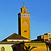 Mosquée avec minaret place d'Oujda au Maroc.