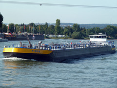 Tankschiff  TIZIAN Rheinaufwärts am Deutschen Eck in Koblenz