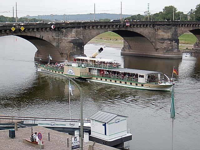 Raddampfer "Stadt Wehlen" an der Augustusbrücke in Dresden