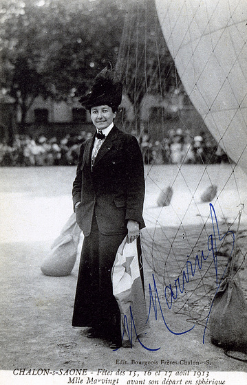 Marie Marvingt avec le drapeau à étoile verte de l'espéranto  Marie Marvingt kun Esperanto-flago kun kvinpinta verda stelo