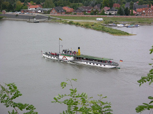 Raddampfer "Kaiser Wilhelm" auf der Elbe.