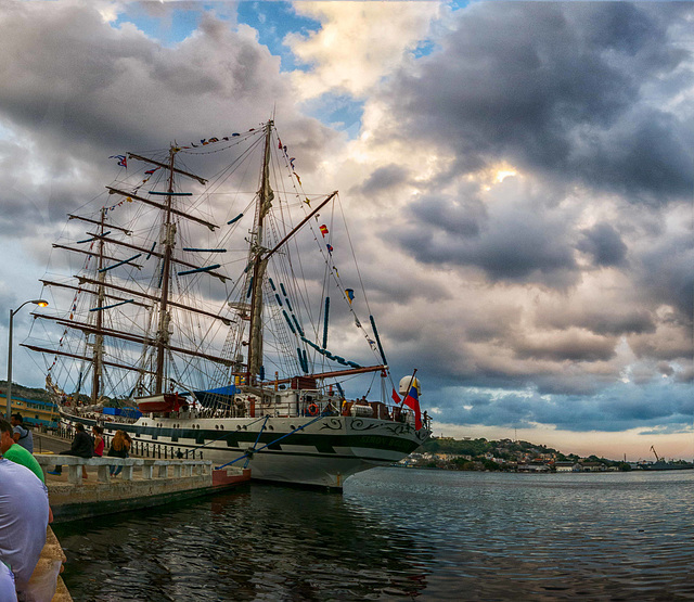 Velero en puerto, LA HAbana , Cuba