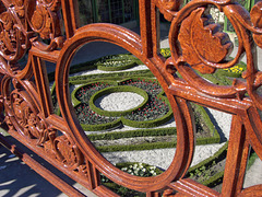 Der rote Zaun im Schloßpark Schwerin