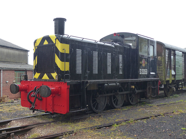 D2059 at Havenstreet (2) - 29 April 2015