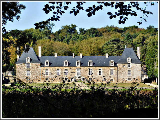 Vue du chemin vers le château de la Ville Huchet à Plouer sur Rance (22) avec note