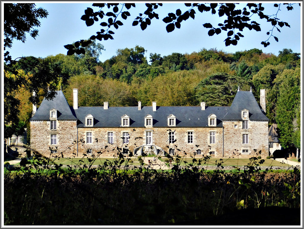 Vue du chemin vers le château de la Ville Huchet à Plouer sur Rance (22) avec note