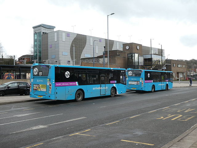 Arriva 3976 (LF71 DLY) and 3977 (LF71 DLZ) at Luton Interchange - 14 Apr 2023 ((P1140988)