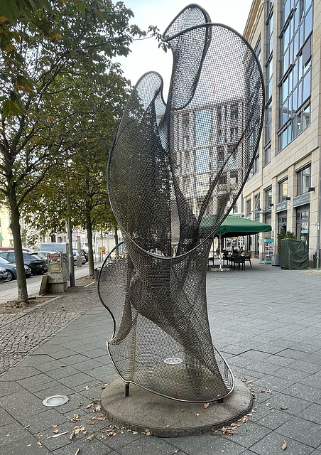 Tanzende Berolina von Axel Anklam auf dem Hausvogteiplatz, vor dem Haus zur Berolina