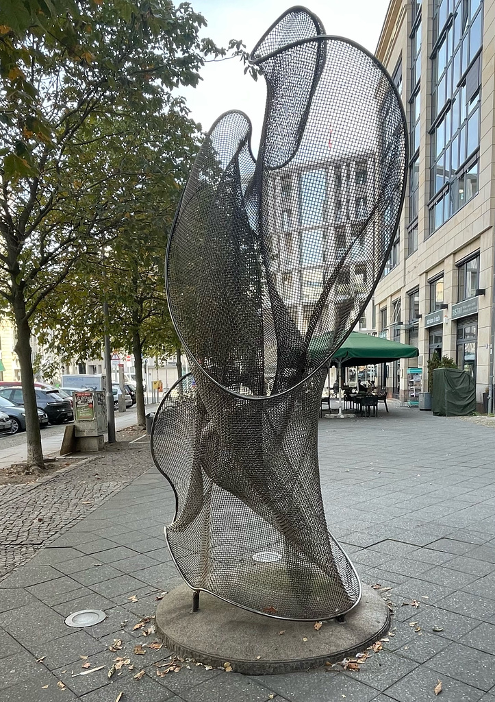 Tanzende Berolina von Axel Anklam auf dem Hausvogteiplatz, vor dem Haus zur Berolina