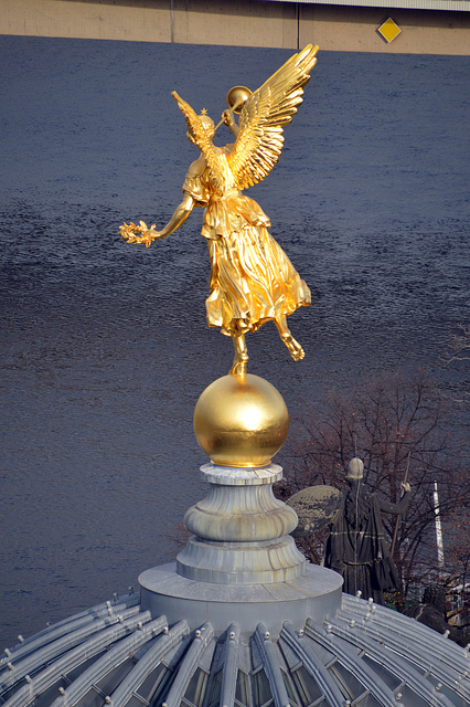 Goldener Engel auf der Kuppe der Kunstakademie