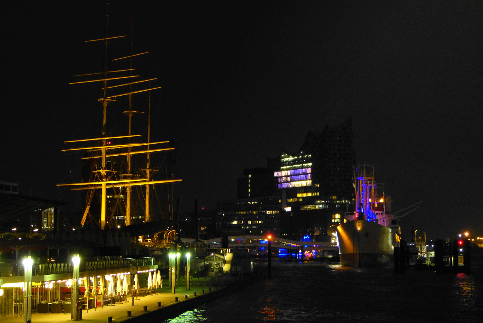 Landungsbrücken-Panorama bei Nacht