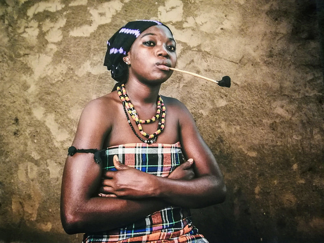 L'Afrique au féminin... Femme à la pipe..