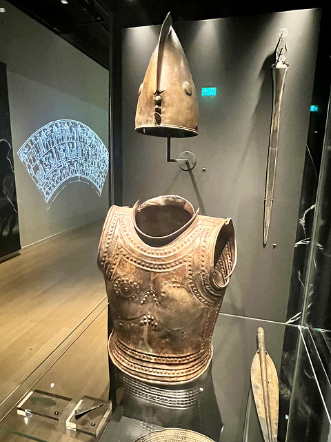 Rijksmuseum van Oudheden 2024 – Bronze helmet and cuirass