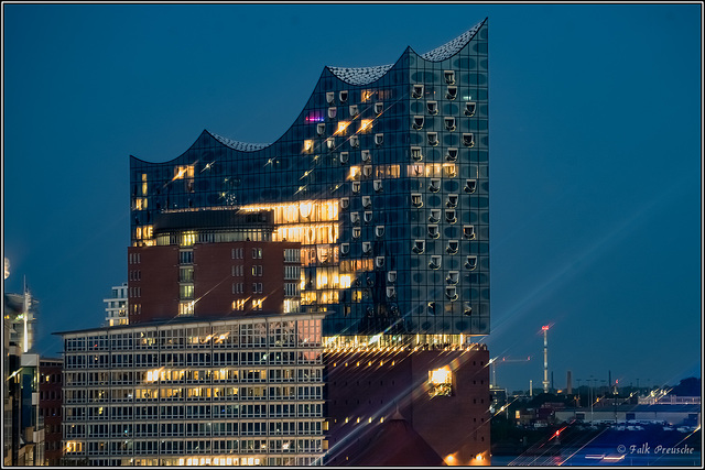 Glitzernde Elbphilharmonie