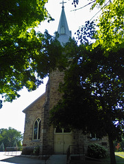 Église et feuillage / Church and foliage