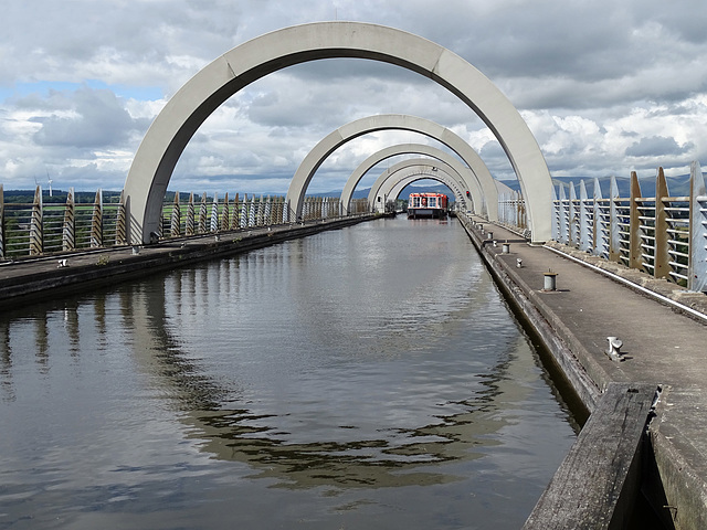 Falkirk hoops with tour boat