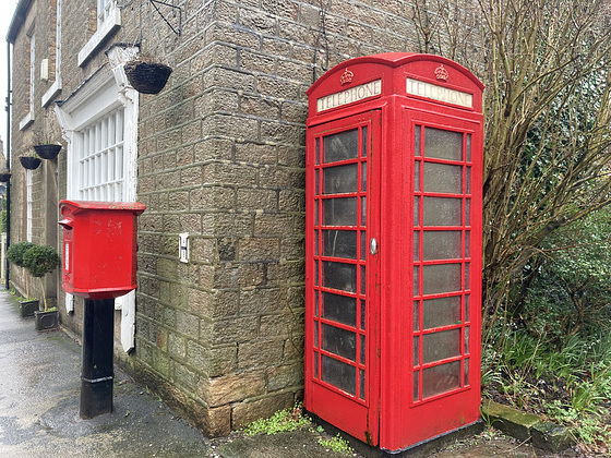Old Glossop phone box with working phone