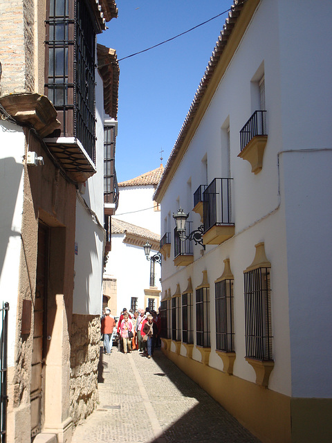 Straßenansicht mit Touristengruppe