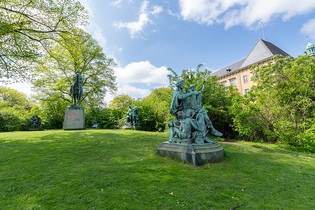 Hamburgtreffen 2025 - Auf dem Weg zum Treffpunkt am 25.04.2025: Skulpturen in der Parkanlage neben dem Ziviljustizgebäude Hamburgtreffen 2025 - Auf dem Weg zum Treffpunkt am 25.04.2025: Skulpturen in der Parkanlage neben dem Ziviljustizgebäude