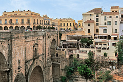 Ronda - Die Puente Nuevo mit den Hotels "Parador" und "Don Miguel" (1)