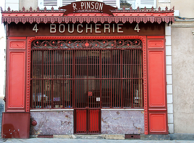 Dans son jus , la façade de la Boucherie Pinson , inscrite au titre des monuments historiques en 2006 .