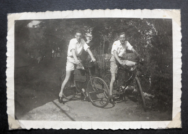 1950 - Albert und Alois mit Göricke-Fahrrad und Lederaktentasche