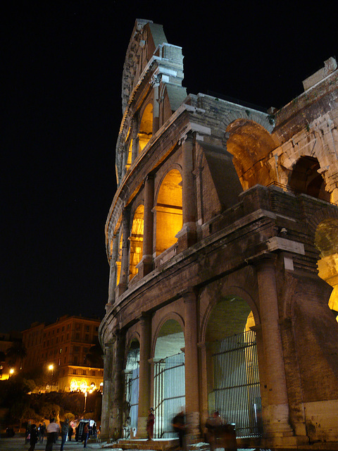 Coliseum by night (© Buelipix)