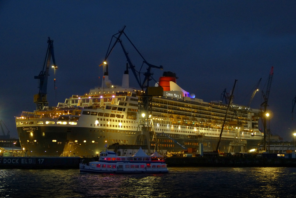 QM2 im Dock Elbe 17 (Blohm&Voss)