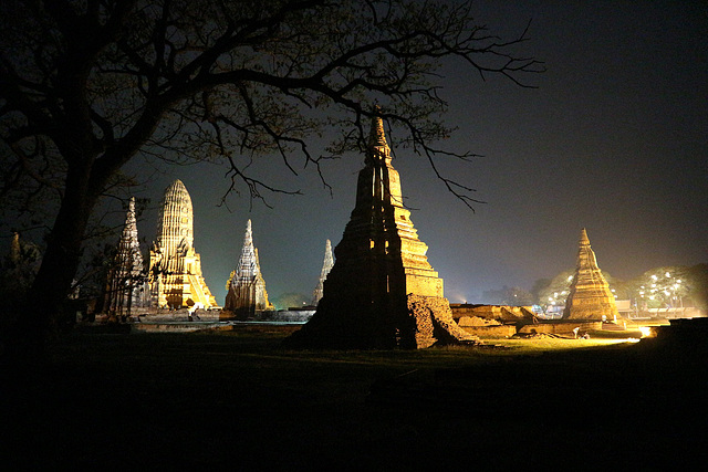 Nit de canvi d'any budista entre temples antics a Ayutthaya-Tailàndia