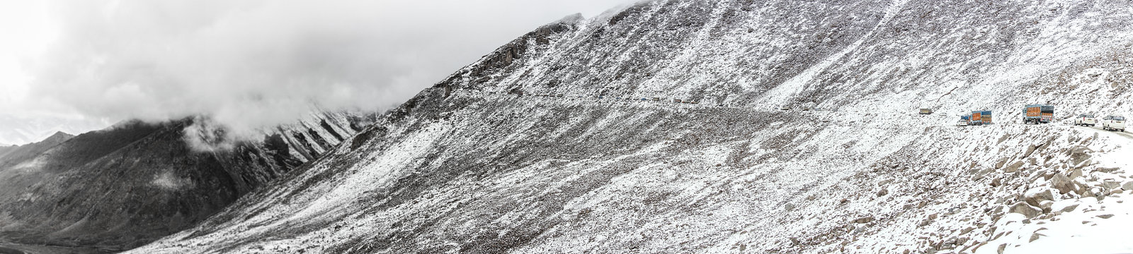Queue for the snowy pass
