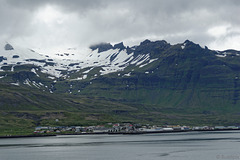 Blick über den Grundarfjörður zur gelichnamigen Ortschaft (© Buelipix)