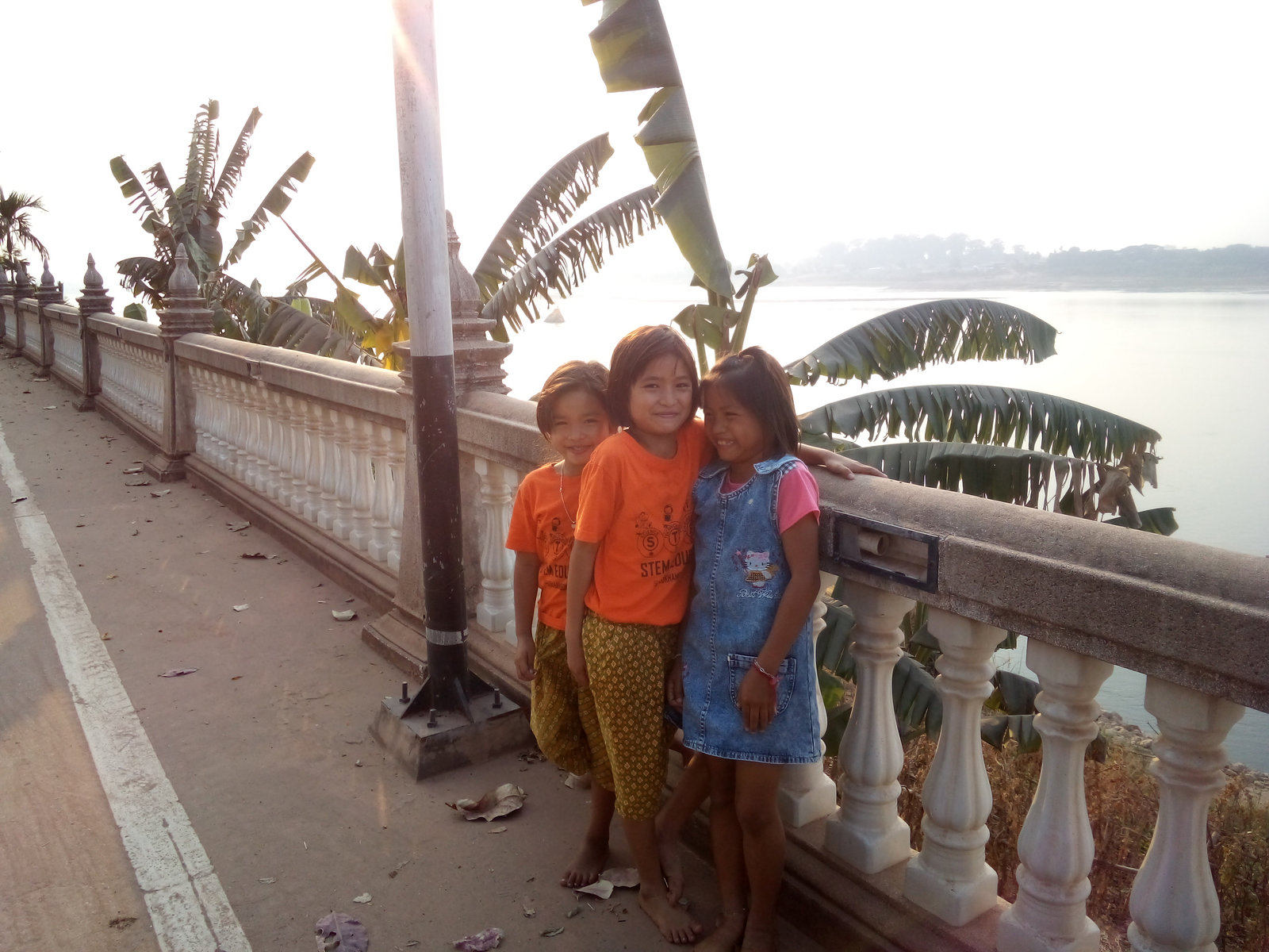 Un trio de petites mignonnes thaïlandaises