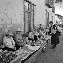 A few smiles from the Cajamarca market, long before Covid.