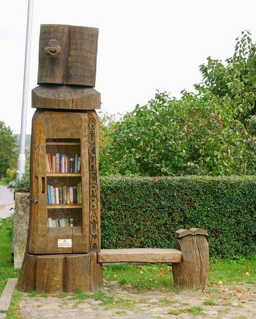 Bücherbaum mit Montagsbank