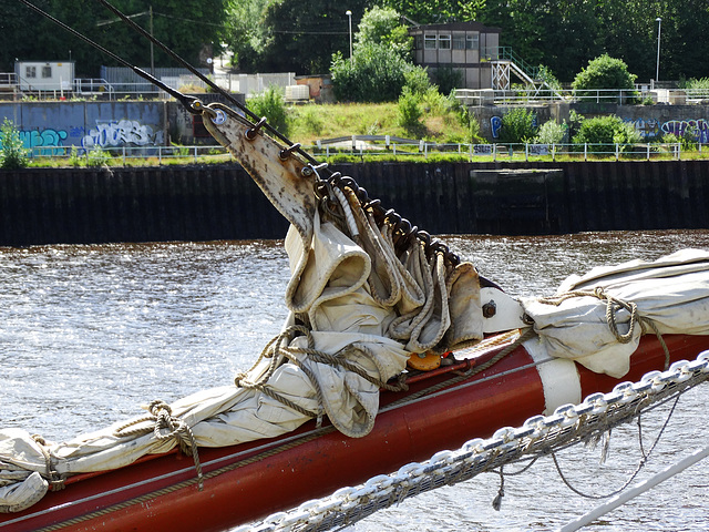 Sail, beam, chain and ropes