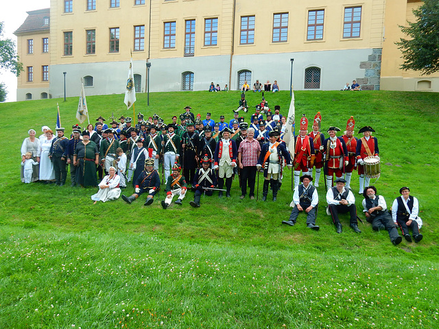 144 Gruppenbild in voller Montur vor Schloss Stavenhagen