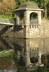 Pavillon und Brücke an der Meenkwiese