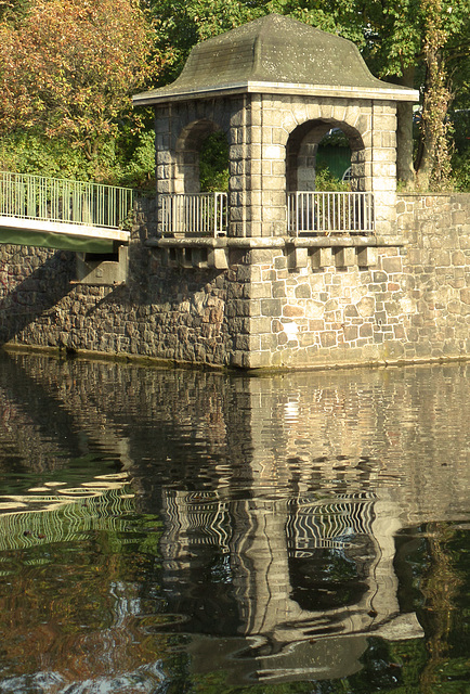 Pavillon und Brücke an der Meenkwiese