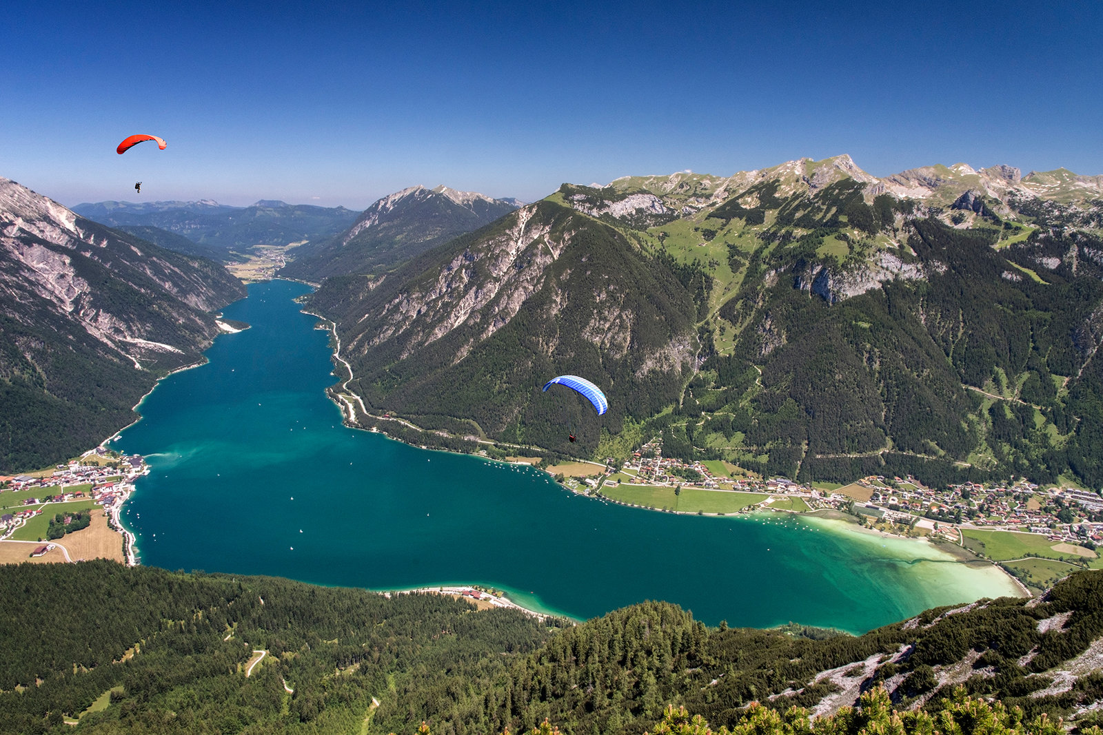 Paraglider über dem Achensee