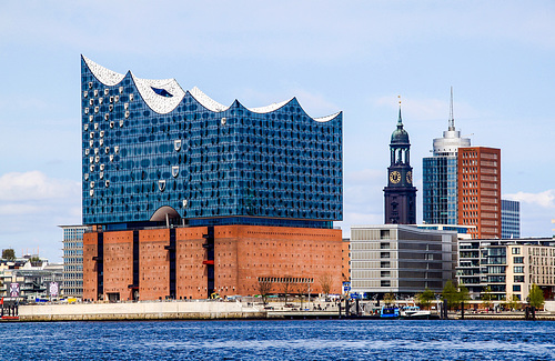 Hamburg, Skyline - Elbphilharmonie und Michel