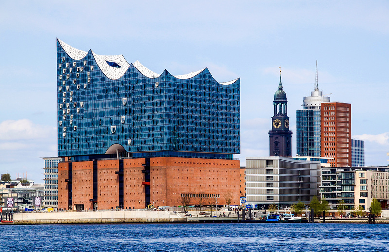 Hamburg, Skyline - Elbphilharmonie und Michel